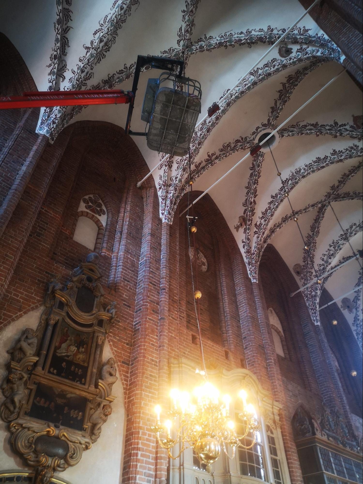 Simon udfører el-arbejde i kirke — restaurering af ældre installation
